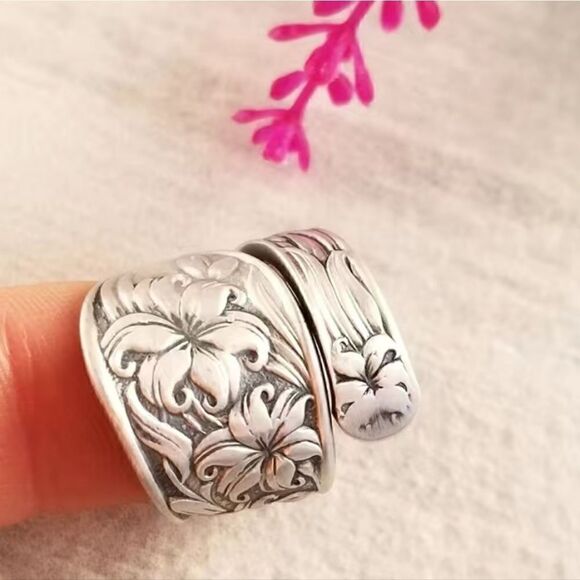 Vintage Style Adjustable Ring Dainty Flower On The Band - Picture 7 of 7